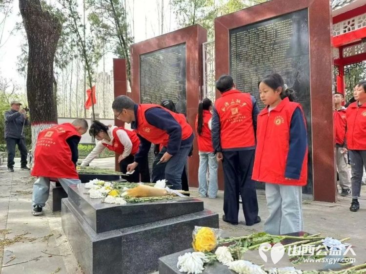 铭记历史珍爱和平继承遗志感恩先烈----长治市正能量公益协会志愿服务团队三队举行2026清明节烈士陵园祭拜扫墓特别活动不忘先烈珍爱和平热爱祖国 - 第9张