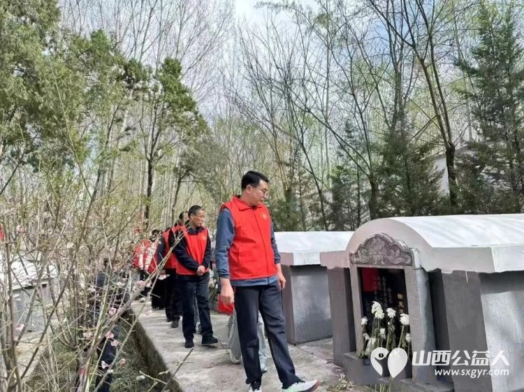 铭记历史珍爱和平继承遗志感恩先烈----长治市正能量公益协会志愿服务团队三队举行2026清明节烈士陵园祭拜扫墓特别活动不忘先烈珍爱和平热爱祖国 - 第10张