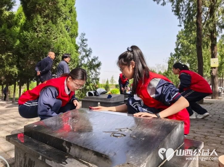 临汾市关工委、市护苗爱心志愿服务队、共青团襄汾县委、襄汾县青年志愿者协会联合组织志愿者走进襄汾县张再烈士陵园开展清明祭扫活动缅怀革命先烈传承革命精神 - 第14张 - 山西公益人 临汾市关工委、市护苗爱心志愿服务队、共青团襄汾县委、襄汾县青年志愿者协会联合组织志愿者走进襄汾县张再烈士陵园开展清明祭扫活动缅怀革命先烈传承革命精神 - 第14张