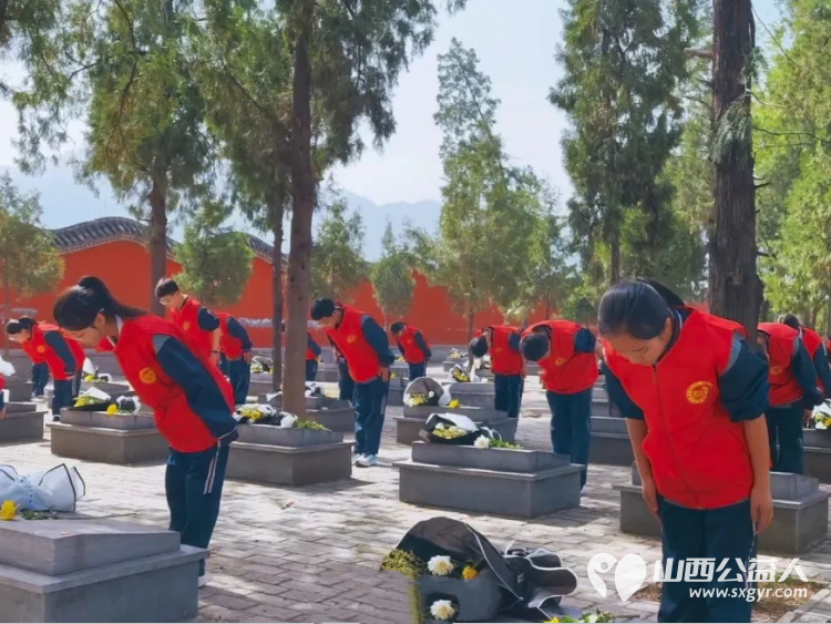 临汾市关工委、市护苗爱心志愿服务队、共青团襄汾县委、襄汾县青年志愿者协会联合组织志愿者走进襄汾县张再烈士陵园开展清明祭扫活动缅怀革命先烈传承革命精神 - 第5张 - 山西公益人 临汾市关工委、市护苗爱心志愿服务队、共青团襄汾县委、襄汾县青年志愿者协会联合组织志愿者走进襄汾县张再烈士陵园开展清明祭扫活动缅怀革命先烈传承革命精神 - 第5张