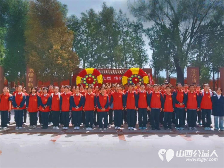 临汾市关工委、市护苗爱心志愿服务队、共青团襄汾县委、襄汾县青年志愿者协会联合组织志愿者走进襄汾县张再烈士陵园开展清明祭扫活动缅怀革命先烈传承革命精神 - 第2张 - 山西公益人 临汾市关工委、市护苗爱心志愿服务队、共青团襄汾县委、襄汾县青年志愿者协会联合组织志愿者走进襄汾县张再烈士陵园开展清明祭扫活动缅怀革命先烈传承革命精神 - 第2张