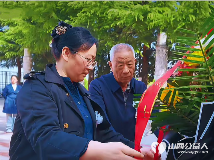 临汾市关工委、市护苗爱心志愿服务队、共青团襄汾县委、襄汾县青年志愿者协会联合组织志愿者走进襄汾县张再烈士陵园开展清明祭扫活动缅怀革命先烈传承革命精神 - 第6张 - 山西公益人 临汾市关工委、市护苗爱心志愿服务队、共青团襄汾县委、襄汾县青年志愿者协会联合组织志愿者走进襄汾县张再烈士陵园开展清明祭扫活动缅怀革命先烈传承革命精神 - 第6张