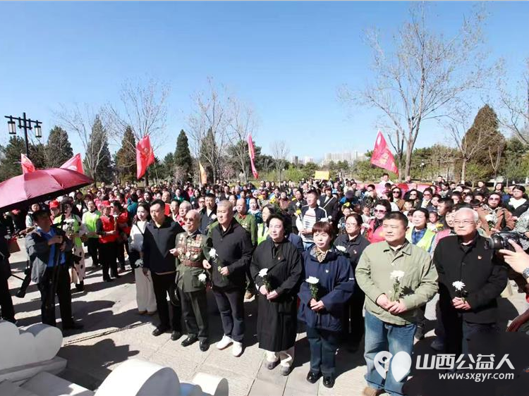太原市山西省军区社区组织志愿者走进双塔公园高君宇烈士雕塑广场进行清明追思致敬英烈主题活动开展红色教育课致敬革命先辈汲取奋进力量 - 第5张 - 山西公益人 太原市山西省军区社区组织志愿者走进双塔公园高君宇烈士雕塑广场进行清明追思致敬英烈主题活动开展红色教育课致敬革命先辈汲取奋进力量 - 第5张