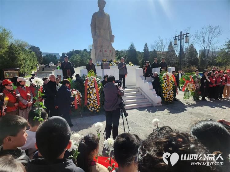 太原市山西省军区社区组织志愿者走进双塔公园高君宇烈士雕塑广场进行清明追思致敬英烈主题活动开展红色教育课致敬革命先辈汲取奋进力量 - 第7张 - 山西公益人 太原市山西省军区社区组织志愿者走进双塔公园高君宇烈士雕塑广场进行清明追思致敬英烈主题活动开展红色教育课致敬革命先辈汲取奋进力量 - 第7张