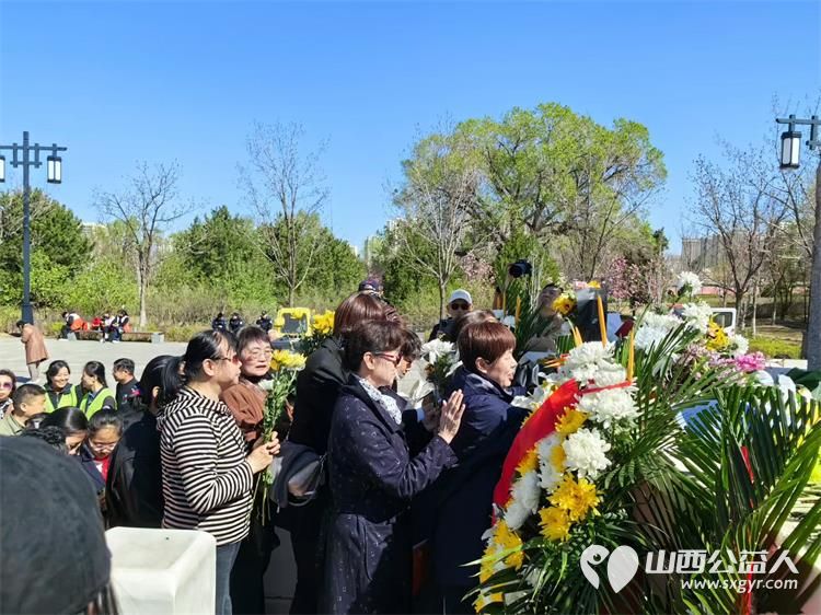 太原市山西省军区社区组织志愿者走进双塔公园高君宇烈士雕塑广场进行清明追思致敬英烈主题活动开展红色教育课致敬革命先辈汲取奋进力量 - 第6张 - 山西公益人 太原市山西省军区社区组织志愿者走进双塔公园高君宇烈士雕塑广场进行清明追思致敬英烈主题活动开展红色教育课致敬革命先辈汲取奋进力量 - 第6张