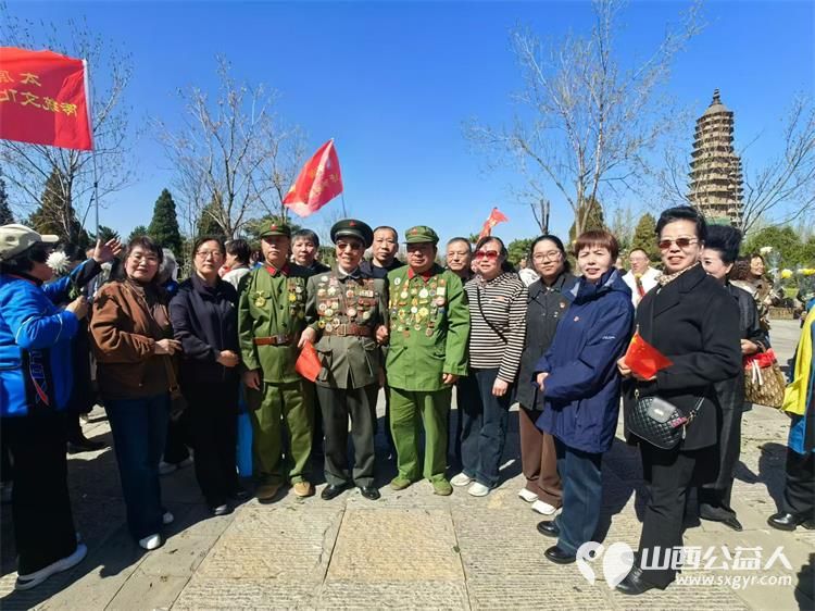 太原市山西省军区社区组织志愿者走进双塔公园高君宇烈士雕塑广场进行清明追思致敬英烈主题活动开展红色教育课致敬革命先辈汲取奋进力量 - 第4张 - 山西公益人 太原市山西省军区社区组织志愿者走进双塔公园高君宇烈士雕塑广场进行清明追思致敬英烈主题活动开展红色教育课致敬革命先辈汲取奋进力量 - 第4张