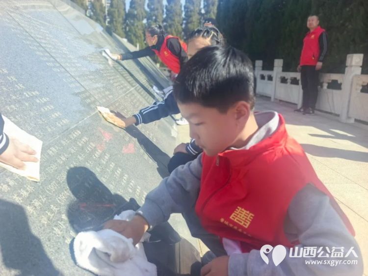 晋城市为老服务协会、晋城市慈善总会同行志愿服务队开展祭扫烈士陵园主题活动将敬仰之情转化为为老服务与公益慈善的实际行动在公益道路上坚守初心砥砺前行 - 第8张 - 山西公益人 晋城市为老服务协会、晋城市慈善总会同行志愿服务队开展祭扫烈士陵园主题活动将敬仰之情转化为为老服务与公益慈善的实际行动在公益道路上坚守初心砥砺前行 - 第8张