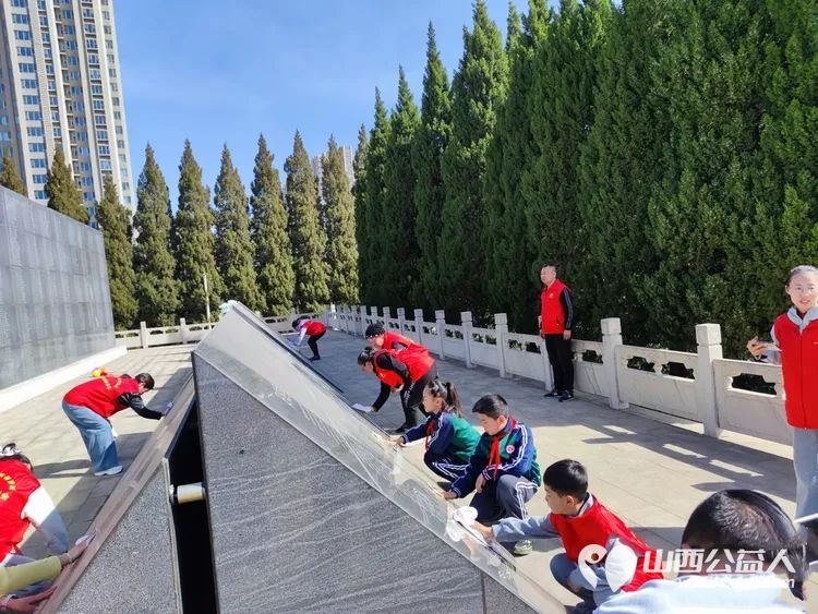 晋城市为老服务协会怀着感恩与敬仰之情齐聚晋城市烈士陵园缅怀为民族解放人民幸福献出生命的革命先烈让我们以为老服务为纽带传承红色精神践行志愿使命 - 第33张 - 山西公益人 晋城市为老服务协会怀着感恩与敬仰之情齐聚晋城市烈士陵园缅怀为民族解放人民幸福献出生命的革命先烈让我们以为老服务为纽带传承红色精神践行志愿使命 - 第33张