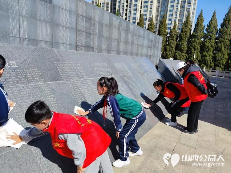 晋城市为老服务协会怀着感恩与敬仰之情齐聚晋城市烈士陵园缅怀为民族解放人民幸福献出生命的革命先烈让我们以为老服务为纽带传承红色精神践行志愿使命 - 第34张 - 山西公益人 晋城市为老服务协会怀着感恩与敬仰之情齐聚晋城市烈士陵园缅怀为民族解放人民幸福献出生命的革命先烈让我们以为老服务为纽带传承红色精神践行志愿使命 - 第34张