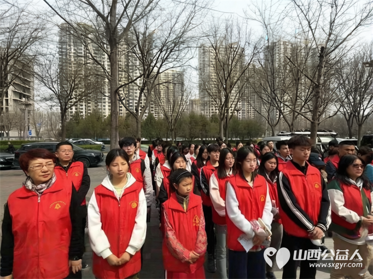 学雷锋践初心净环境助文明 山西省学雷锋志愿服务总队多方联动绘就龙城文明新画卷志愿者们在长风西街举行道路清洁志愿服务行动 - 第5张 - 山西公益人 学雷锋践初心净环境助文明 山西省学雷锋志愿服务总队多方联动绘就龙城文明新画卷志愿者们在长风西街举行道路清洁志愿服务行动 - 第5张