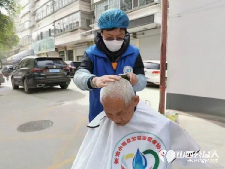 春风送暖 长治市小雨点公益志愿者协会志愿者来到隆福饭店免费素食餐厅为那里的老年人进行义务理发帮厨活动 - 第7张 - 山西公益人 春风送暖 长治市小雨点公益志愿者协会志愿者来到隆福饭店免费素食餐厅为那里的老年人进行义务理发帮厨活动 - 第7张