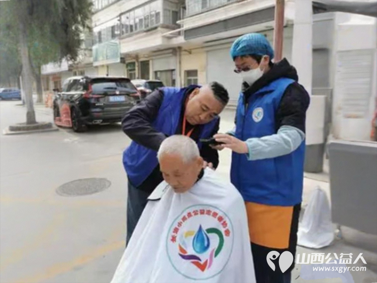 春风送暖 长治市小雨点公益志愿者协会志愿者来到隆福饭店免费素食餐厅为那里的老年人进行义务理发帮厨活动 - 第8张 - 山西公益人 春风送暖 长治市小雨点公益志愿者协会志愿者来到隆福饭店免费素食餐厅为那里的老年人进行义务理发帮厨活动 - 第8张