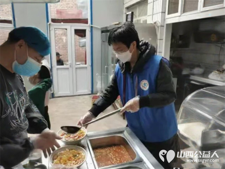 春风送暖 长治市小雨点公益志愿者协会志愿者来到隆福饭店免费素食餐厅为那里的老年人进行义务理发帮厨活动 - 第9张 - 山西公益人 春风送暖 长治市小雨点公益志愿者协会志愿者来到隆福饭店免费素食餐厅为那里的老年人进行义务理发帮厨活动 - 第9张