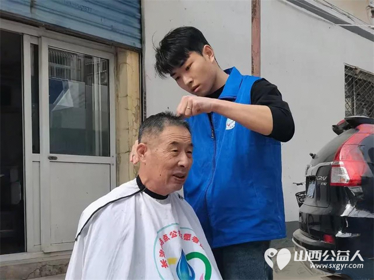 春风送暖 长治市小雨点公益志愿者协会志愿者来到隆福饭店免费素食餐厅为那里的老年人进行义务理发帮厨活动 - 第6张 - 山西公益人 春风送暖 长治市小雨点公益志愿者协会志愿者来到隆福饭店免费素食餐厅为那里的老年人进行义务理发帮厨活动 - 第6张