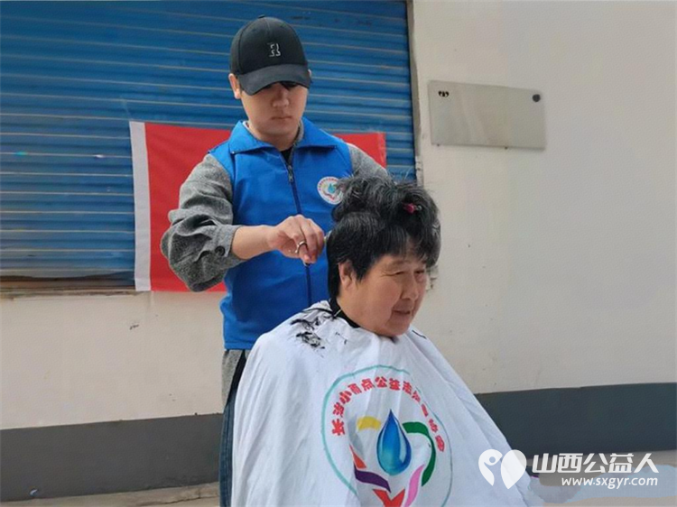 春风送暖 长治市小雨点公益志愿者协会志愿者来到隆福饭店免费素食餐厅为那里的老年人进行义务理发帮厨活动 - 第5张 - 山西公益人 春风送暖 长治市小雨点公益志愿者协会志愿者来到隆福饭店免费素食餐厅为那里的老年人进行义务理发帮厨活动 - 第5张