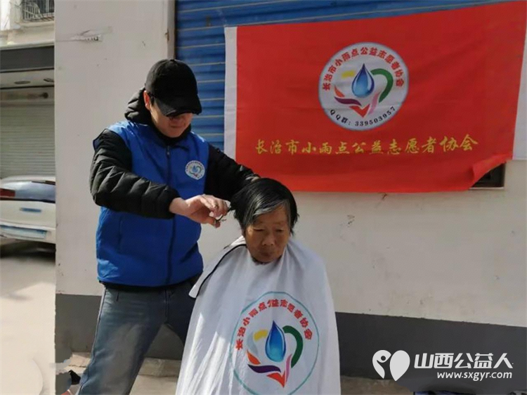 春风送暖 长治市小雨点公益志愿者协会志愿者来到隆福饭店免费素食餐厅为那里的老年人进行义务理发帮厨活动 - 第3张 - 山西公益人 春风送暖 长治市小雨点公益志愿者协会志愿者来到隆福饭店免费素食餐厅为那里的老年人进行义务理发帮厨活动 - 第3张