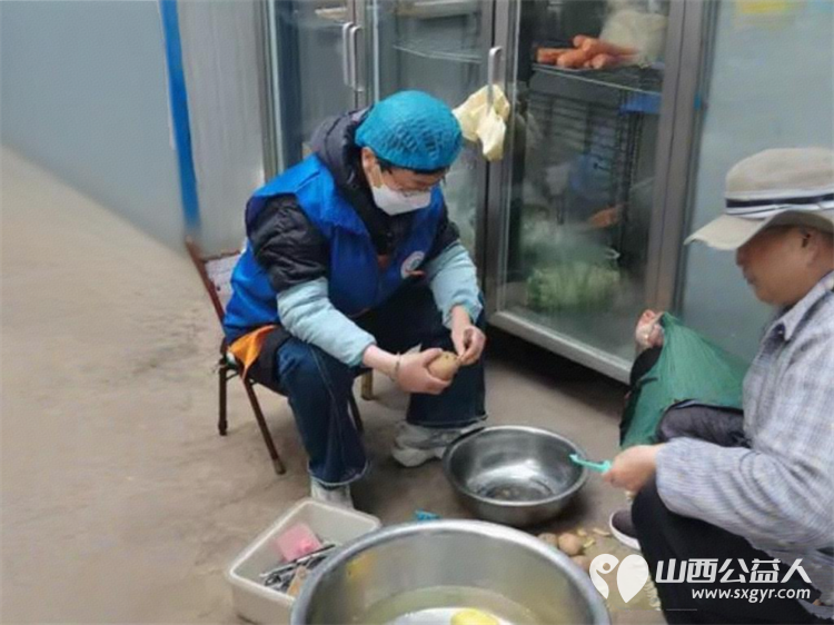 春风送暖 长治市小雨点公益志愿者协会志愿者来到隆福饭店免费素食餐厅为那里的老年人进行义务理发帮厨活动 - 第10张 - 山西公益人 春风送暖 长治市小雨点公益志愿者协会志愿者来到隆福饭店免费素食餐厅为那里的老年人进行义务理发帮厨活动 - 第10张