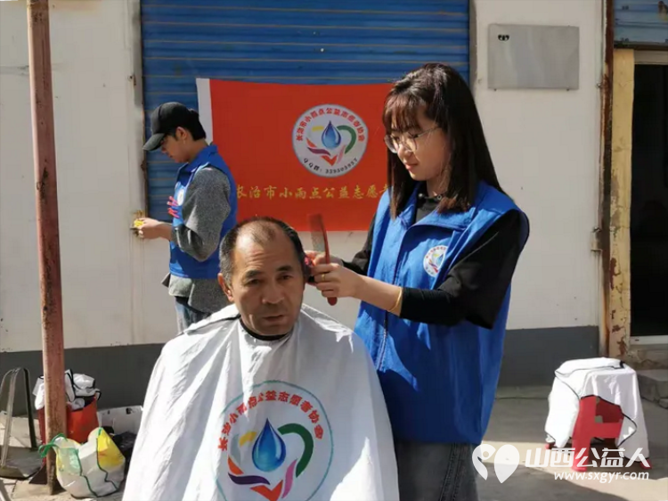 春风送暖 长治市小雨点公益志愿者协会志愿者来到隆福饭店免费素食餐厅为那里的老年人进行义务理发帮厨活动 - 第4张 - 山西公益人 春风送暖 长治市小雨点公益志愿者协会志愿者来到隆福饭店免费素食餐厅为那里的老年人进行义务理发帮厨活动 - 第4张