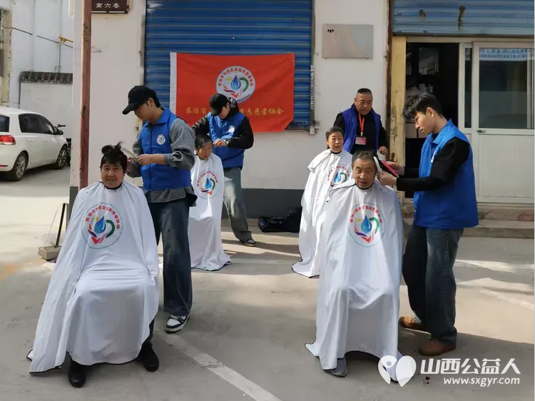 春风送暖 长治市小雨点公益志愿者协会志愿者来到隆福饭店免费素食餐厅为那里的老年人进行义务理发帮厨活动 - 第2张 - 山西公益人 春风送暖 长治市小雨点公益志愿者协会志愿者来到隆福饭店免费素食餐厅为那里的老年人进行义务理发帮厨活动 - 第2张