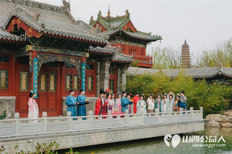 双塔花朝完美收官百人霓裳共醉春 由太原市华礼启元礼乐婚俗团队核心人物杜雪艳联合传礼汉服、山西汉文化社共同发起的山西太原双塔花朝节在双塔公园圆满落下帷幕 - 第4张