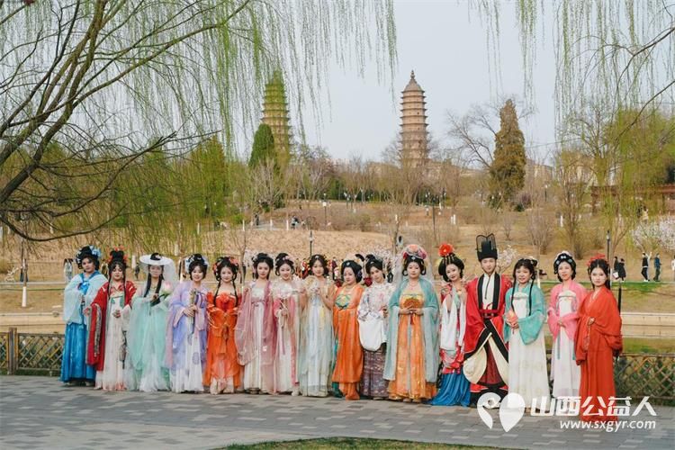 双塔花朝完美收官百人霓裳共醉春 由太原市华礼启元礼乐婚俗团队核心人物杜雪艳联合传礼汉服、山西汉文化社共同发起的山西太原双塔花朝节在双塔公园圆满落下帷幕 - 第1张