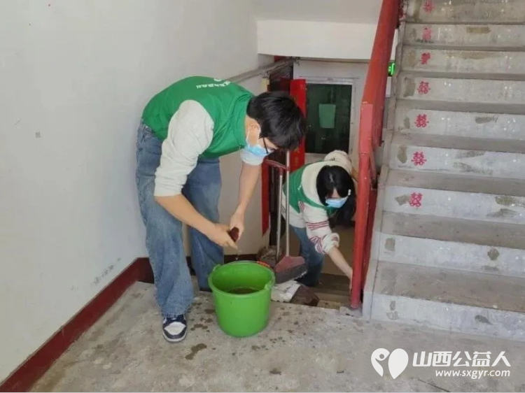 以青春之名赴雷锋之约----太原市小店区青年志愿者协会学雷锋月系列活动改善居民居住环境清理卫生死角宣传无偿献血图书馆开展文化志愿服务 - 第7张