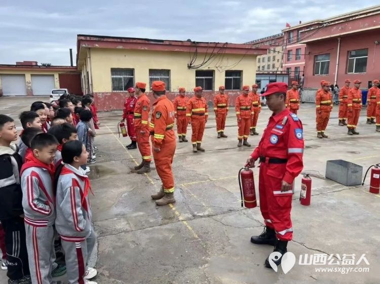 学应急技能，筑平安校园——繁峙县应急救援协会砂河支队成立暨代堡小学综合应急演练切实提升师生消防安全意识和应急避险自救能力 - 第10张