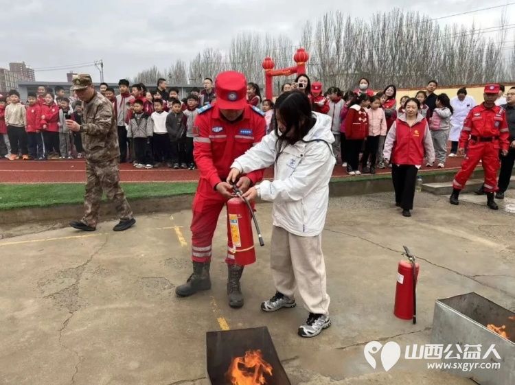 学应急技能，筑平安校园——繁峙县应急救援协会砂河支队成立暨代堡小学综合应急演练切实提升师生消防安全意识和应急避险自救能力 - 第11张