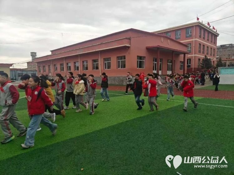 学应急技能，筑平安校园——繁峙县应急救援协会砂河支队成立暨代堡小学综合应急演练切实提升师生消防安全意识和应急避险自救能力 - 第15张