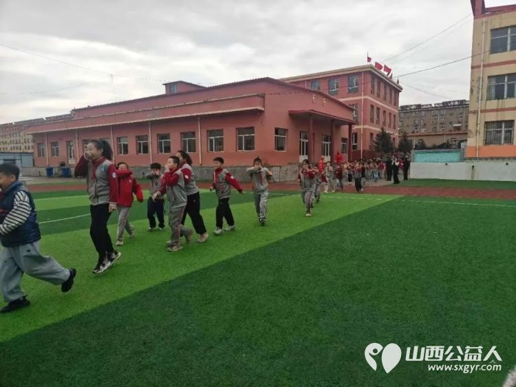 学应急技能，筑平安校园——繁峙县应急救援协会砂河支队成立暨代堡小学综合应急演练切实提升师生消防安全意识和应急避险自救能力 - 第14张