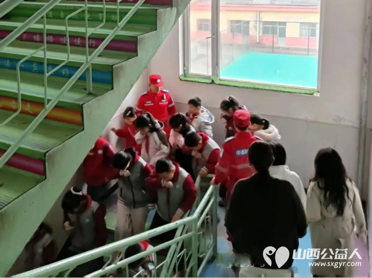 学应急技能，筑平安校园——繁峙县应急救援协会砂河支队成立暨代堡小学综合应急演练切实提升师生消防安全意识和应急避险自救能力 - 第12张