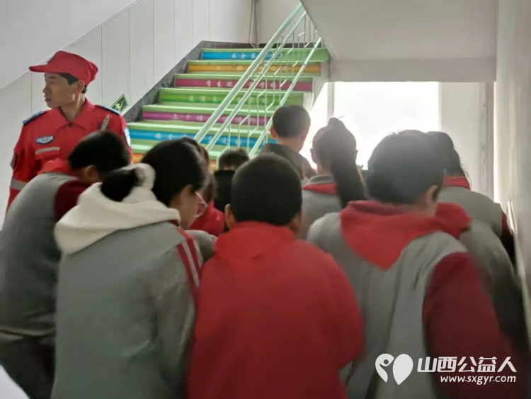 学应急技能，筑平安校园——繁峙县应急救援协会砂河支队成立暨代堡小学综合应急演练切实提升师生消防安全意识和应急避险自救能力 - 第13张