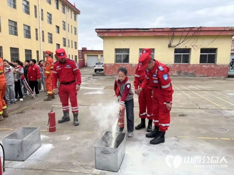 学应急技能，筑平安校园——繁峙县应急救援协会砂河支队成立暨代堡小学综合应急演练切实提升师生消防安全意识和应急避险自救能力 - 第17张
