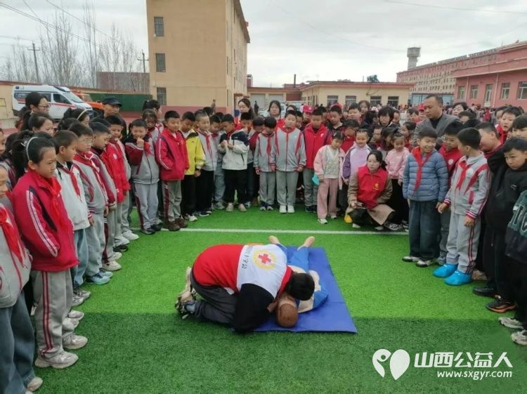 学应急技能，筑平安校园——繁峙县应急救援协会砂河支队成立暨代堡小学综合应急演练切实提升师生消防安全意识和应急避险自救能力 - 第22张