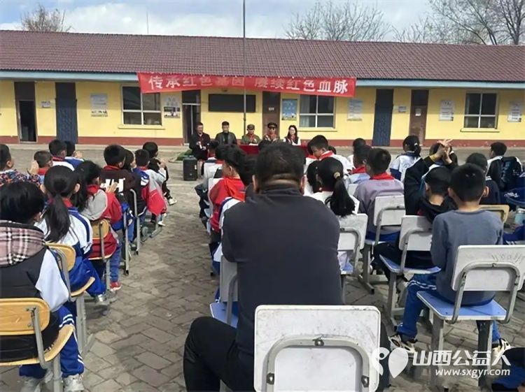 薪火相传守初心红色基因润童心----山西雷锋宣讲团曹继红及抗美援朝老英雄吕良莅临尖草坪区东方小学以英雄故事为桥以红色精神为炬为全体少先队员呈上一场震撼心灵的精神洗礼 - 第3张