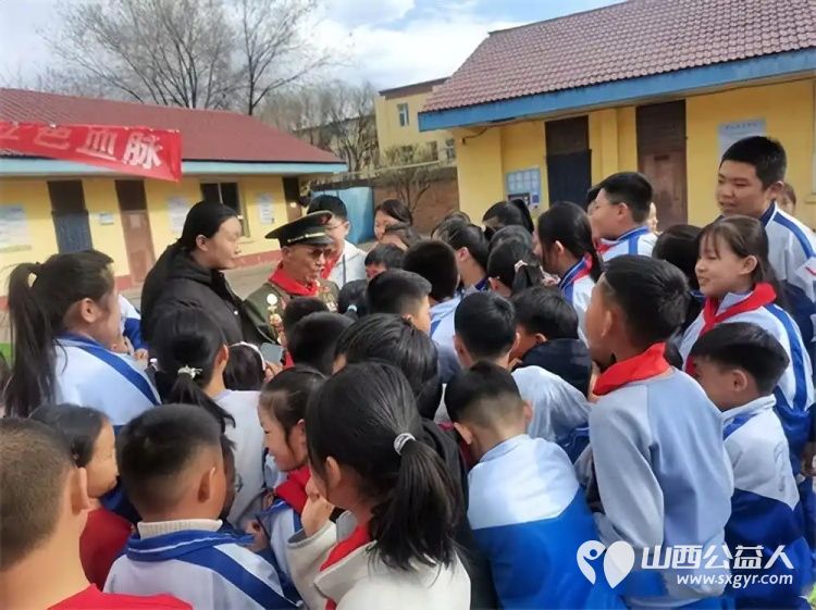 薪火相传守初心红色基因润童心----山西雷锋宣讲团曹继红及抗美援朝老英雄吕良莅临尖草坪区东方小学以英雄故事为桥以红色精神为炬为全体少先队员呈上一场震撼心灵的精神洗礼 - 第7张