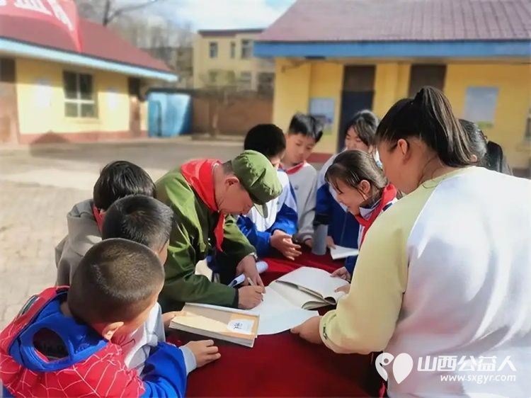 薪火相传守初心红色基因润童心----山西雷锋宣讲团曹继红及抗美援朝老英雄吕良莅临尖草坪区东方小学以英雄故事为桥以红色精神为炬为全体少先队员呈上一场震撼心灵的精神洗礼 - 第5张