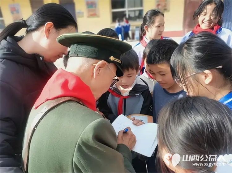 薪火相传守初心红色基因润童心----山西雷锋宣讲团曹继红及抗美援朝老英雄吕良莅临尖草坪区东方小学以英雄故事为桥以红色精神为炬为全体少先队员呈上一场震撼心灵的精神洗礼 - 第4张