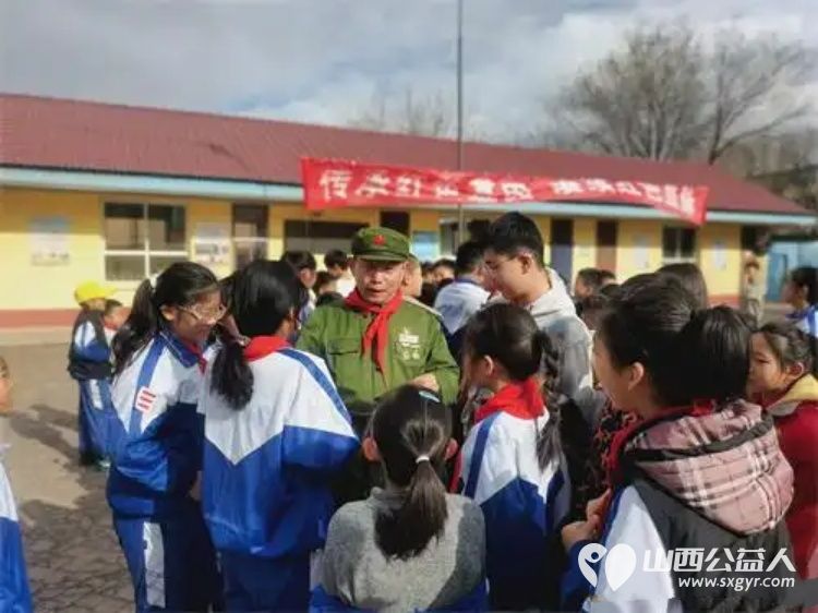 薪火相传守初心红色基因润童心----山西雷锋宣讲团曹继红及抗美援朝老英雄吕良莅临尖草坪区东方小学以英雄故事为桥以红色精神为炬为全体少先队员呈上一场震撼心灵的精神洗礼 - 第6张