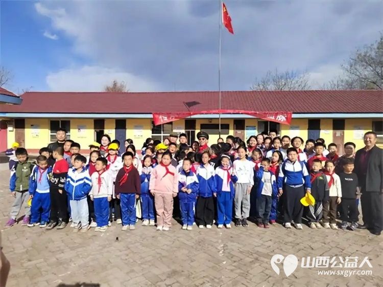 薪火相传守初心红色基因润童心----山西雷锋宣讲团曹继红及抗美援朝老英雄吕良莅临尖草坪区东方小学以英雄故事为桥以红色精神为炬为全体少先队员呈上一场震撼心灵的精神洗礼 - 第1张