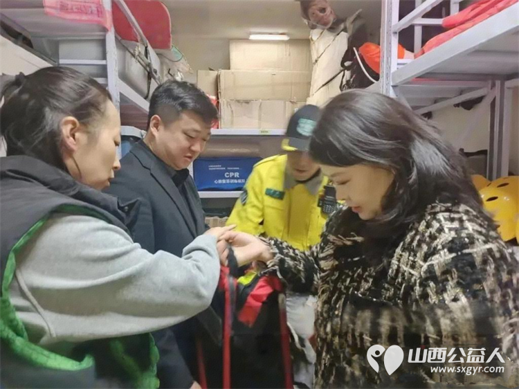 山西省黑龙江商会对太原市绿舟应急救援促进中心进行爱心公益物资捐赠向太原绿舟捐赠了一批队服太原绿舟回赠了锦旗表示感谢 - 第4张 - 山西公益人 山西省黑龙江商会对太原市绿舟应急救援促进中心进行爱心公益物资捐赠向太原绿舟捐赠了一批队服太原绿舟回赠了锦旗表示感谢 - 第4张