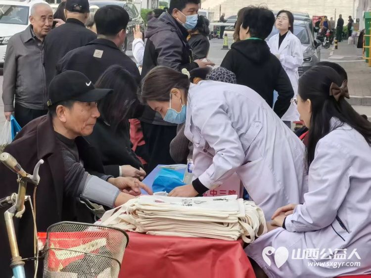 志愿服务进社区健康活动暖人心----介休市敬老协会2026年4月2日走进介休市西南街道南河沿社区为社区所有老人爱心理发、义诊 - 第10张