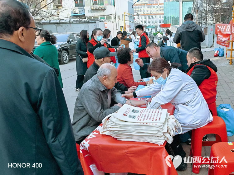 志愿服务进社区健康活动暖人心----介休市敬老协会2026年4月2日走进介休市西南街道南河沿社区为社区所有老人爱心理发、义诊 - 第8张