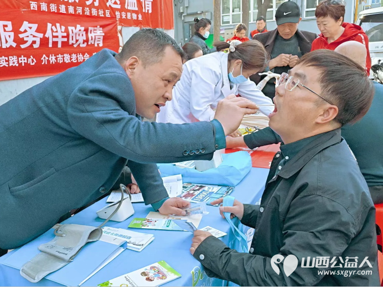 志愿服务进社区健康活动暖人心----介休市敬老协会2026年4月2日走进介休市西南街道南河沿社区为社区所有老人爱心理发、义诊 - 第11张