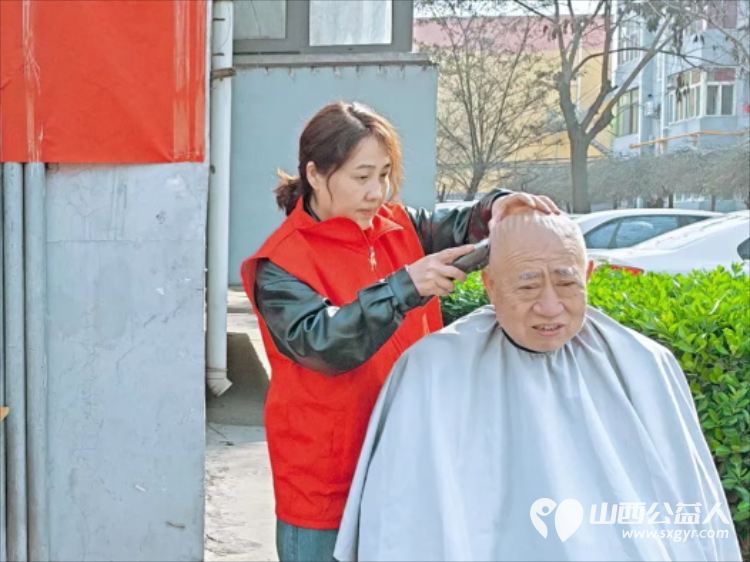志愿服务进社区健康活动暖人心----介休市敬老协会2026年4月2日走进介休市西南街道南河沿社区为社区所有老人爱心理发、义诊 - 第6张