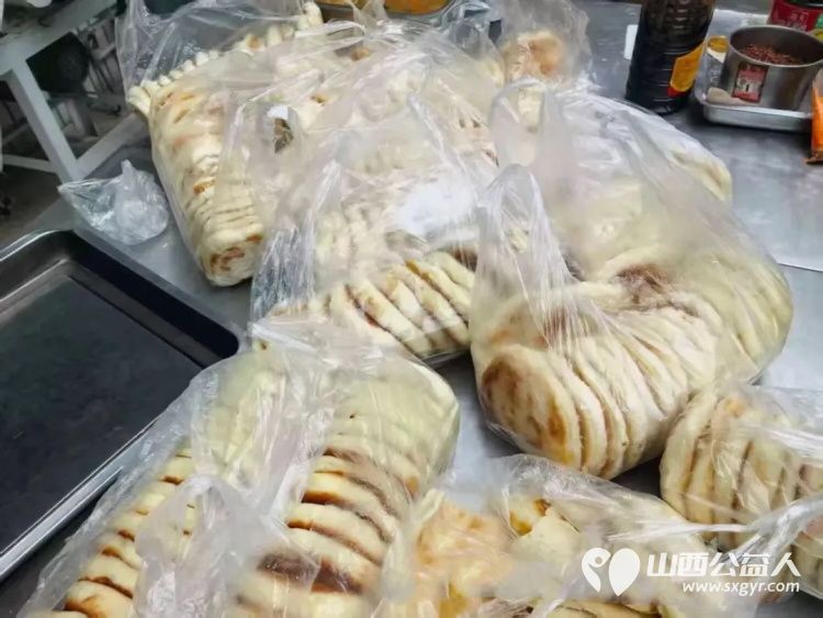 三百个烧饼的温度 长治市小雨点公益志愿者协会给长治市雨花斋二部那里的老人赠送三百个烧饼烧饼没有标价却比任何商品都珍贵 - 第5张 - 山西公益人 三百个烧饼的温度 长治市小雨点公益志愿者协会给长治市雨花斋二部那里的老人赠送三百个烧饼烧饼没有标价却比任何商品都珍贵 - 第5张