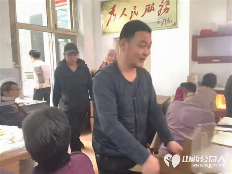 三百个烧饼的温度 长治市小雨点公益志愿者协会给长治市雨花斋二部那里的老人赠送三百个烧饼烧饼没有标价却比任何商品都珍贵 - 第7张 - 山西公益人 三百个烧饼的温度 长治市小雨点公益志愿者协会给长治市雨花斋二部那里的老人赠送三百个烧饼烧饼没有标价却比任何商品都珍贵 - 第7张