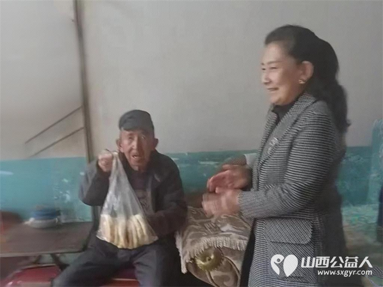 三百个烧饼的温度 长治市小雨点公益志愿者协会给长治市雨花斋二部那里的老人赠送三百个烧饼烧饼没有标价却比任何商品都珍贵 - 第10张 - 山西公益人 三百个烧饼的温度 长治市小雨点公益志愿者协会给长治市雨花斋二部那里的老人赠送三百个烧饼烧饼没有标价却比任何商品都珍贵 - 第10张