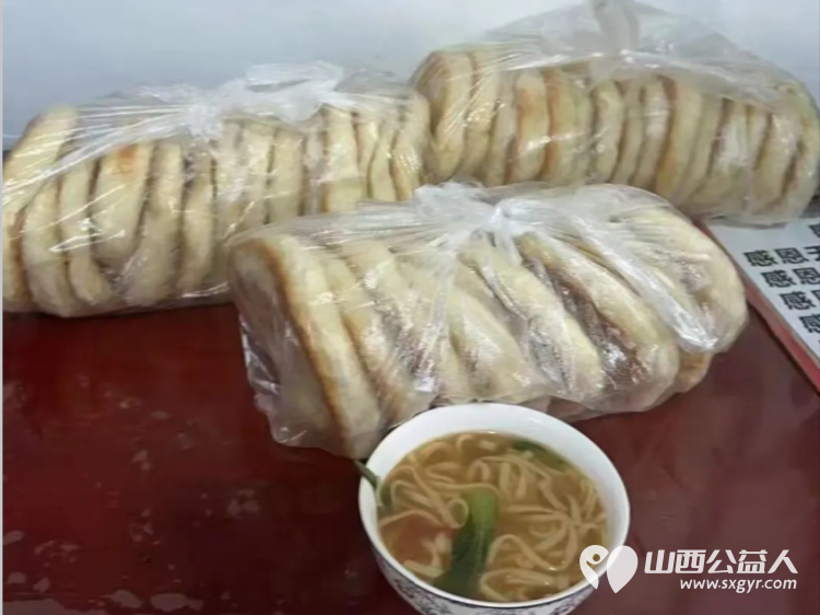 三百个烧饼的温度 长治市小雨点公益志愿者协会给长治市雨花斋二部那里的老人赠送三百个烧饼烧饼没有标价却比任何商品都珍贵 - 第4张 - 山西公益人 三百个烧饼的温度 长治市小雨点公益志愿者协会给长治市雨花斋二部那里的老人赠送三百个烧饼烧饼没有标价却比任何商品都珍贵 - 第4张