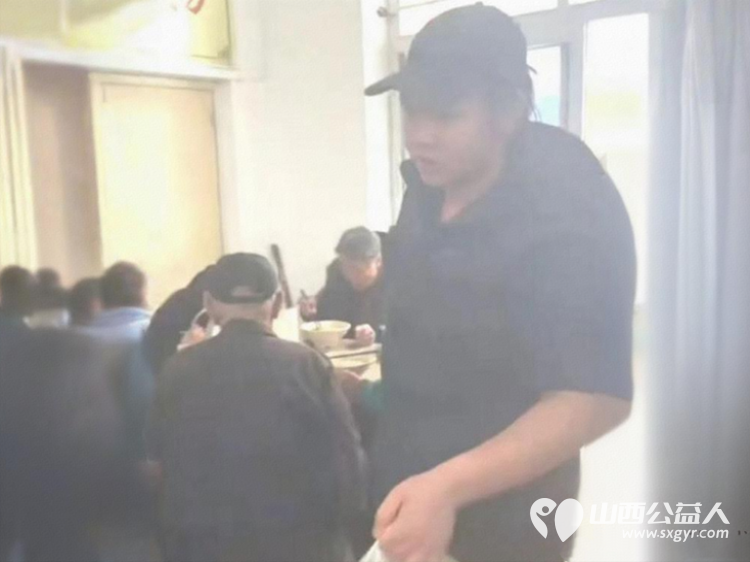 三百个烧饼的温度 长治市小雨点公益志愿者协会给长治市雨花斋二部那里的老人赠送三百个烧饼烧饼没有标价却比任何商品都珍贵 - 第6张 - 山西公益人 三百个烧饼的温度 长治市小雨点公益志愿者协会给长治市雨花斋二部那里的老人赠送三百个烧饼烧饼没有标价却比任何商品都珍贵 - 第6张